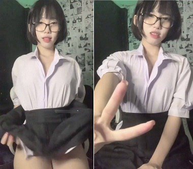 Em học sinh vú nhỏ với lồn không lông lộ clip sex